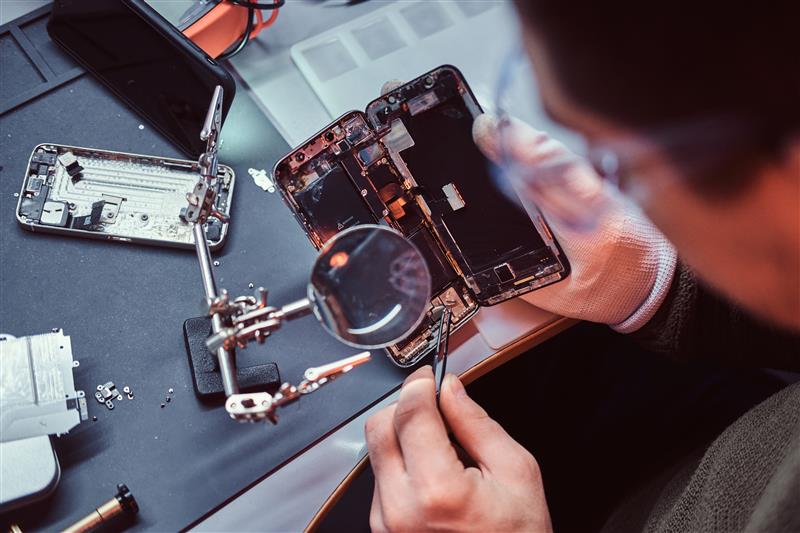 iPhone Battery Replacement: When, Why, and Where to Get It Done Right